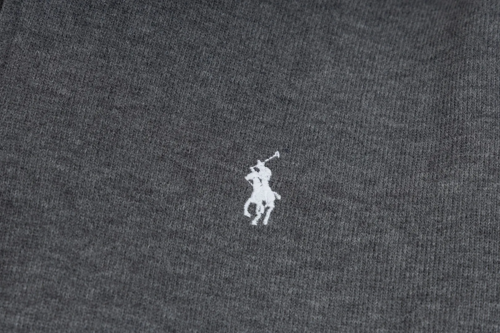 P230 #R97 Ralph lauren twelve-color embroidered pony logo half-zip high-neck long-sleeved knitted sweatshirt. The same style for men and women. The new half-zip sweatshirt for couples to wear in autumn is here! This kind of sweatshirt is really popular this year, even more popular than the hooded sweatshirt. Open the zipper and it can be used as a large lapel, which makes it more fashionable. The color of the classic design of the little war horse on the chest is matched with the embroidery. The simple zipper design echoes the brand logo, so you don’t need to match too much. The sweater version is loose enough! The fabric is custom-woven and dyed 100 cotton. 320g high gram weight 100% cotton knitted cotton with a certain thickness. The fabric is soft and comfortable, and the three-dimensional fabric is full of texture. The stitching is three needles and five threads, which is beautiful and strong. The pattern is also good. Although it is loose, it does not look bulky! - It is not a popular color scheme on the street. The color is pure and highly recommended. The upper body has a particularly high rate of turning heads. Loose style. Big drop shoulder OS style. Same style for men and women. Couple wear. Versatile and practical! Color: Gray, navy, khaki, green label, oatmeal brown label, apricot, black, army green, burgundy, pink, dark gray, light blue, white. Size: S M L XL Length: 70/72/74/76 Bust: 53.5/55.5/57.5/58.5 Shoulder width: 44/45/46/47 Sleeve length: 61/62/63/64